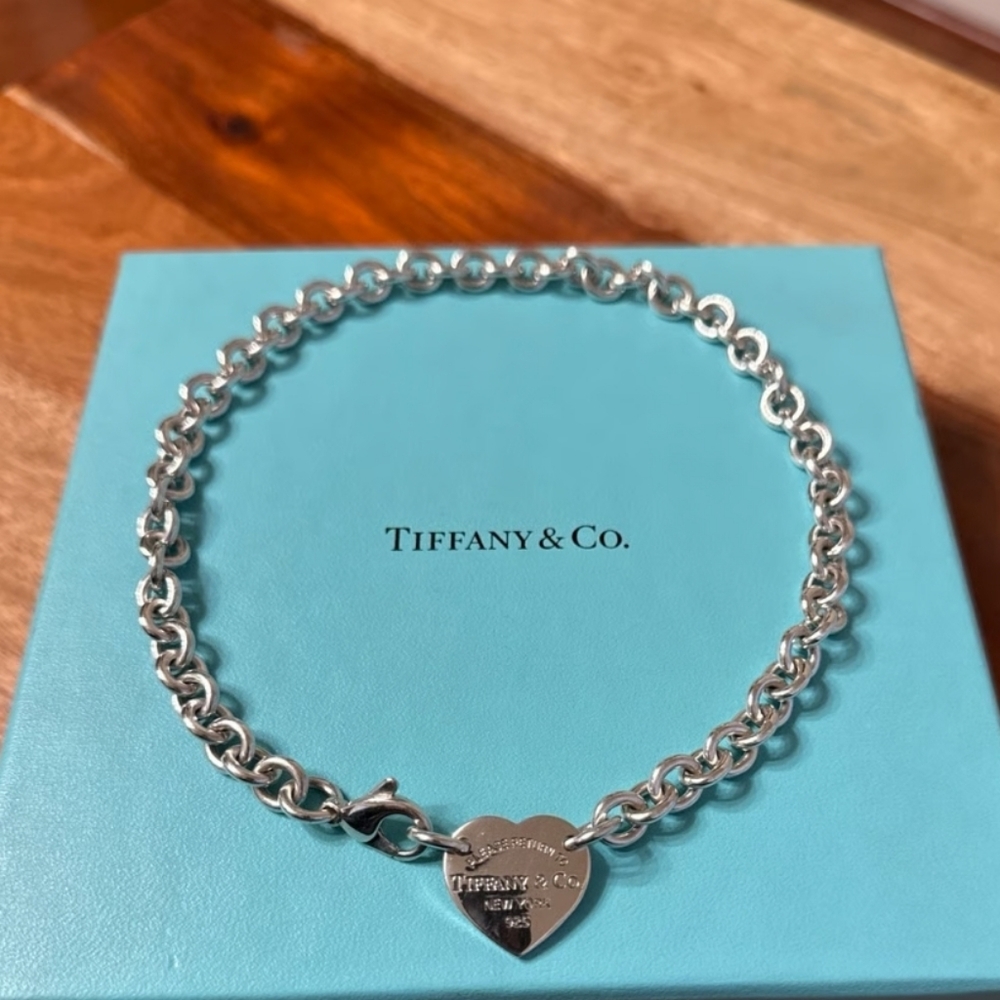 TIFFANY & CO. HEART TOGGLE NECKLACE - Picture 9 of 13